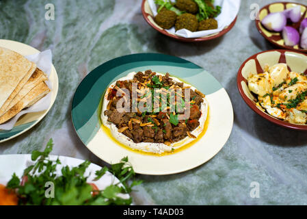 Hummus und Fleisch mit arabischen Snacks auf eine Tabelle, Ansicht von oben Stockfoto