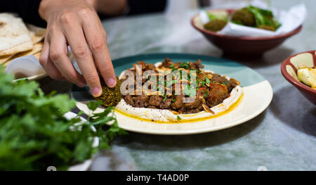 Frau, die arabisches Essen in einem Restaurant in der Nähe Stockfoto