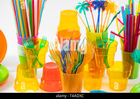 Kunststoff helle Gabeln in transparenten Cups mit gefährlichen Strohhalme platziert Stockfoto