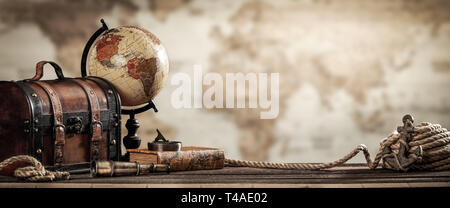 Vintage World Globe, altmodischer Koffer, Kompass, Teleskop, Buch, Seil, und Anker mit Karte Hintergrund und Grunge Effekt. - Travel Concept Stockfoto