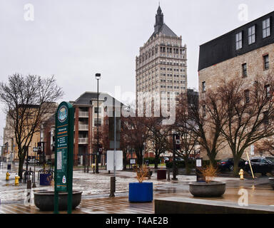 Rochester, New York, USA. April 14, 2019. Angesichts des hohen fällt Viertel in der Innenstadt von Rochester, New York an einem regnerischen Nachmittag Stockfoto