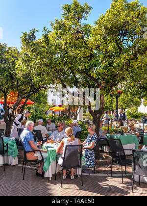 Alfresco Dining Marbella orange Quadrat - Plaza de los Naranjos, Casco Antiguo. Outdoor Dining, Leute genießen Essen & Wein in der Altstadt von Marbella Spanien Stockfoto