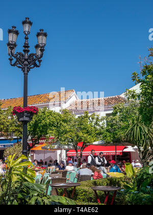 Marbella Alfresco Essen Kellnerservice Orange Square - Plaza de los Naranjos, Speisen im Freien, Menschen, die Essen und Wein in der Altstadt von Marbella Spanien genießen Stockfoto