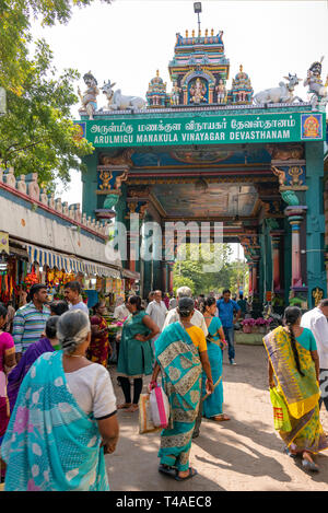 Vertikale Ansicht der Manakula Vinyagar Tempel in Pondicherry, Indien. Stockfoto