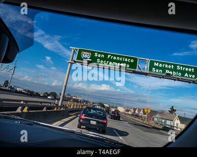 Interstate-580 Autobahn gantry Zeichen für San Francisco, Sacramento, Market Street, San Pablo Avenue, Auto Sicht POV & Commuter cars Kalifornien USA Stockfoto