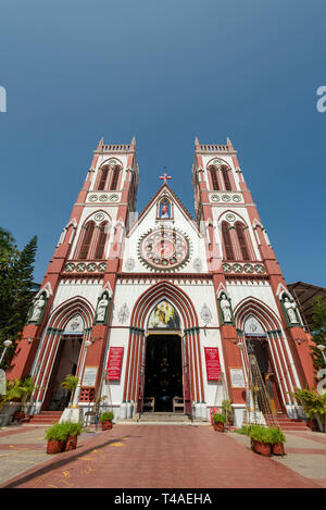 Vertikale Ansicht der Herz-Jesu-Basilika in Pondicherry, Indien. Stockfoto