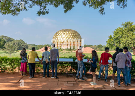 Horizontale Ansicht von Touristen am Aussichtspunkt für das Matrimandir in Auroville, Indien. Stockfoto