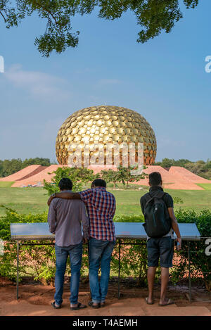 Vertikale Ansicht von Touristen am Aussichtspunkt für das Matrimandir in Auroville, Indien. Stockfoto