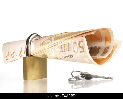 Geld-Metall Schloss mit einem Schlüssel auf weißem Hintergrund Stockfoto