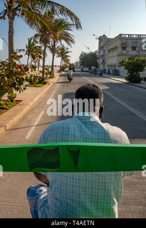 Vertikale streetview von der Rückseite eines Zyklus Rikscha in Pondicherry, Indien. Stockfoto