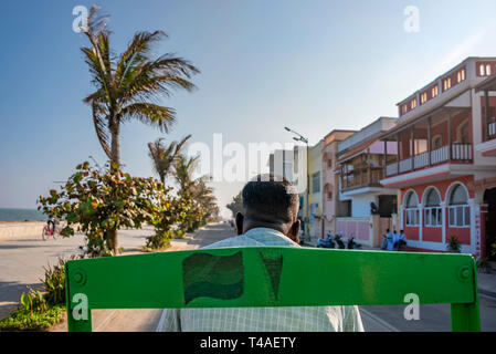 Horizontale streetview von der Rückseite eines Zyklus Rikscha in Pondicherry, Indien. Stockfoto