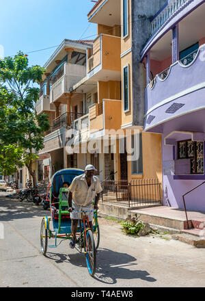 Vertikale typische Streetview in Pondicherry mit einem Zyklus Rikscha. Stockfoto