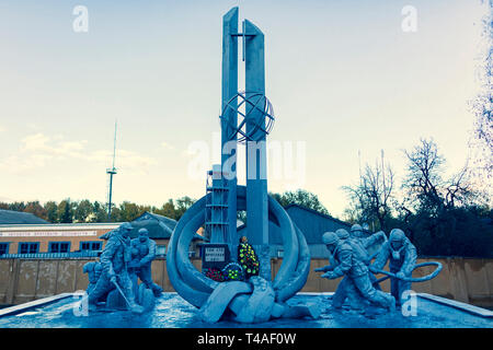 Das Denkmal für die Liquidatoren von Tschernobyl ist die Feuerwehrmänner, die sich an der Liquidierung der Folgen der Katastrophe von Tschernobyl nahm gewidmet Stockfoto