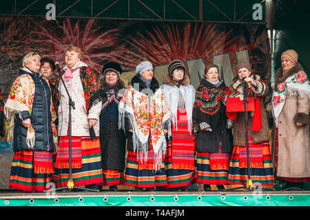 GOMEL, Weißrussland - 21. Februar 2014: Unbekannte Frauengruppe in nationale Kleidung zur Feier der Masleniza - traditionellen russischen Feiertag gewidmet th Stockfoto