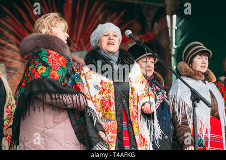 GOMEL, Weißrussland - 21. Februar 2014: Unbekannte Frauengruppe in nationale Kleidung zur Feier der Masleniza - traditionellen russischen Feiertag gewidmet th Stockfoto