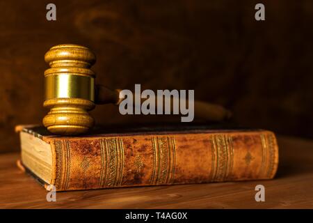 Holz Richter hammer Blick. Judge's Hammer auf den Tisch. Recht und Ordnung. Recht und Gerechtigkeit Konzept. Stockfoto