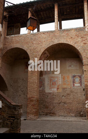 Innenhof und Loggia im Palazzo del Popolo, mit Fresken von Sodoma: San Gimignano Stockfoto