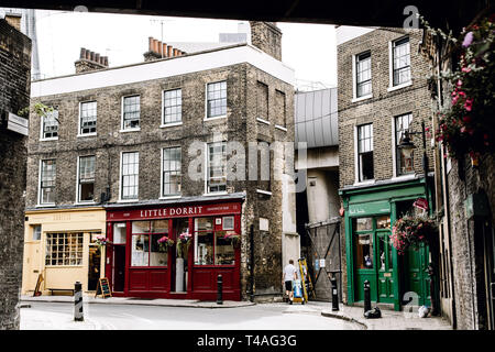 Restaurant und Geschäften auf einer Straße in Southwark, London in der Nähe des Borough Market. Stockfoto