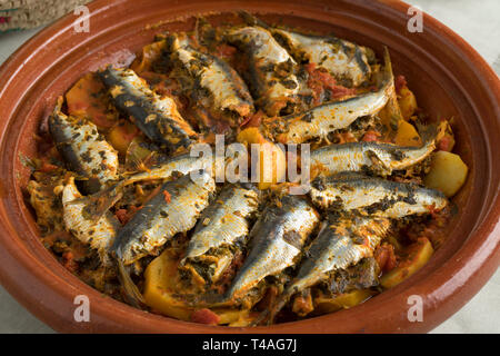 Traditionelle marokkanische Tajine mit Sardinen und Gemüse auf dem Tisch für das Abendessen Stockfoto