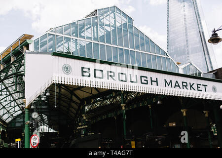 Eingang in der Food Hall, Borough Market in Southwark, London an einem Tag im Sommer Stockfoto