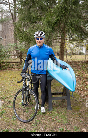 60-jähriger Mann in seinem Bike Outfit Stockfoto