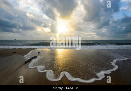 Sanfte Wellen Gischt bei Sonnenaufgang, Palm Cove, Cairns Northern Beaches, Far North Queensland, FNQ, QLD, Australien Stockfoto