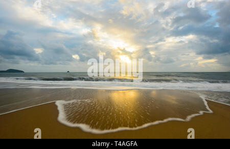 Feine Welle Gischt und Muster bei Sonnenaufgang, Palm Cove, Cairns Northern Beaches, Far North Queensland, FNQ, QLD, Australien Stockfoto