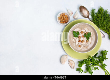 Pilzsuppe in einer weißen Schüssel, Champignons, Croutons, frische Grün auf weißem Hintergrund. Blick von oben. Kopieren Sie Platz Stockfoto