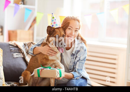 Hund feiert Geburtstag Stockfoto