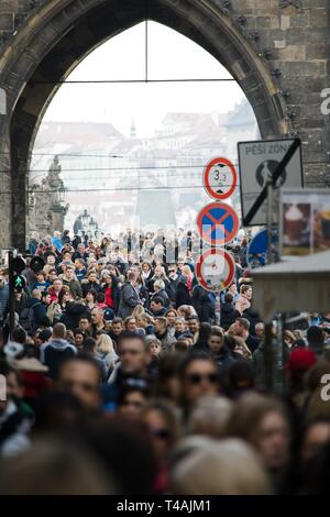 Prag, Tschechische Republik - 10. März 2018: die Masse der Menschen auf der Straße, auf der Karlsbrücke. Stockfoto