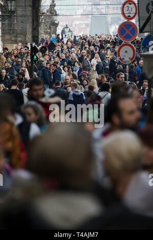 Prag, Tschechische Republik - 10. März 2018: die Masse der Leute auf den Straßen von der Karlsbrücke. Stockfoto
