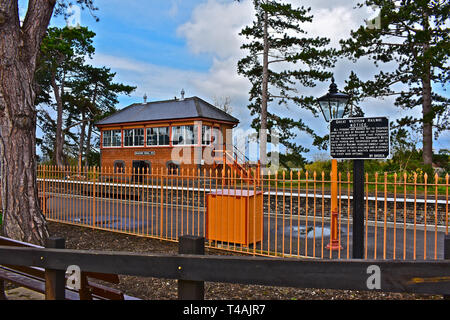 Die wiederaufgebaute Broadway Station erschafft die Atmosphäre der Räumlichkeiten, wenn es im Jahr 1904 erbaut wurde. Plattform Blick auf Signal Box & GWR Bekanntmachung unterzeichnen. Stockfoto