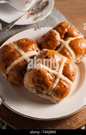 Hot Cross Buns einen würzigen Süße Kuchen traditionell am Karfreitag gegessen Stockfoto