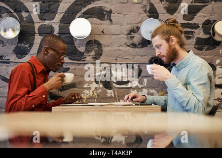 Freelancer in Cafe Stockfoto