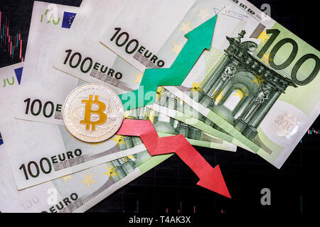 Schwankungen und Prognose von Wechselkursen virtuelles Geld. Rote und grüne Pfeile mit goldenen Bitcoin Leiter auf grauem Papier forex chart Hintergrund Stockfoto