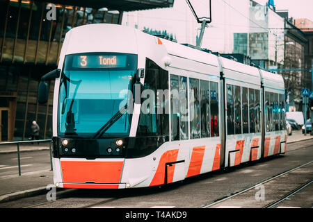 Tallinn, Estland. Moderne Tram mit der Nummer der dritten Route in den Straßen von Tallinn. Stockfoto