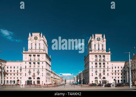 Minsk, Weißrussland. Zwei Gebäude Türme symbolisieren die Tore von Minsk, Bahnhofsplatz. Überqueren die Straßen von Kirova und Bobruyskaya. Sowjetischen Erbe Stockfoto