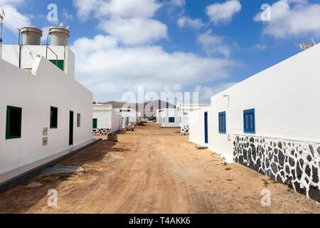 Leere Straße mit Sand und weißen Häusern in Caleta de Sebo auf der Insel La Graciosa Lanzarote Stockfoto