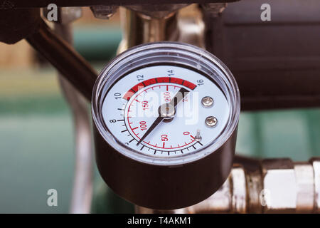 Mechanische Druckmessgeräte. Traditionelle Instrumente für die Messung von Druck. Stockfoto