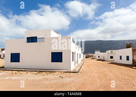 Leere Straße mit Sand und weißen Häusern in Caleta de Sebo auf der Insel La Graciosa Lanzarote Stockfoto