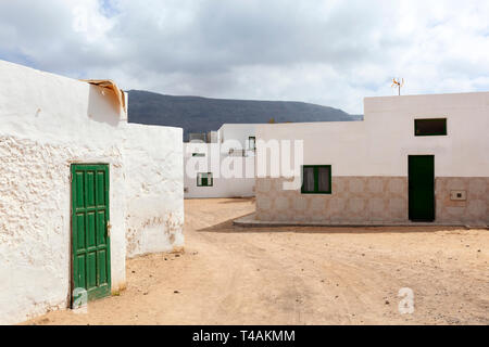 Leere Straße mit Sand und weißen Häusern in Caleta de Sebo auf der Insel La Graciosa Lanzarote Stockfoto