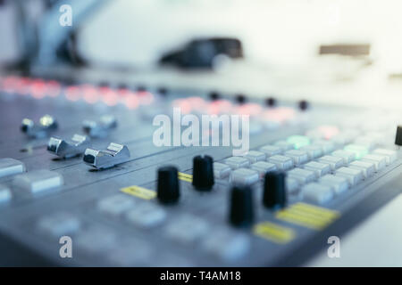 In der Nähe Bild von einem Resonanzboden in einem Hörfunkstudio, Computer in der verschwommenen Hintergrund Stockfoto