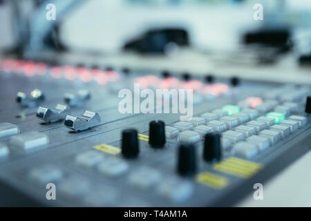 In der Nähe Bild von einem Resonanzboden in einem Hörfunkstudio, Computer in der verschwommenen Hintergrund Stockfoto