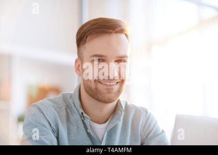 Portrait von lächelnden Mann im Büro Stockfoto