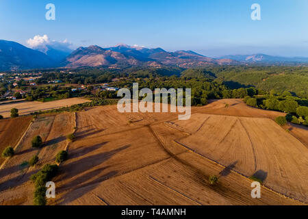 Wunderschöne Landschaft in den Bergen. landwirtschaftliche Felder mit den Schafen. Luftaufnahme whith Drone Stockfoto
