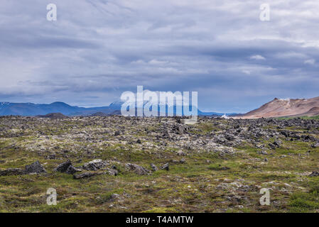 Vulkanische Landschaft in der Nähe von Namaskard geothermischen Gebiet namens auch Hverarond in der Nähe von Reykjahlid, Island, Ansicht mit Blafjall montieren Stockfoto