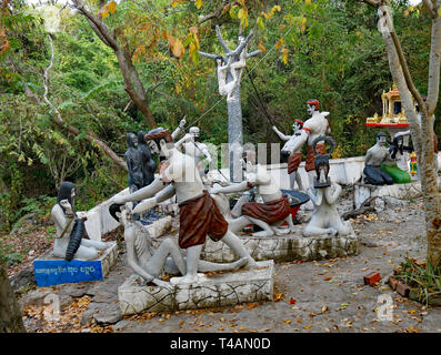 Eine Szene von Horror, naraka, die buddhistische Hölle. Männliche und weibliche Skulpturen in einem Tableau der Qual, Folter und Qualen. Kambodscha 07-12-2018. Stockfoto