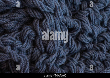 Eine blaue gestrickte Decke Hintergrund in einem gemütlichen Stil. Flach. Stockfoto