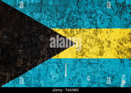 Flagge der Bahamas auf dem Hintergrund der alten Mauer mit Peeling Lack überzogen. Konzept der Land, Nation und Patriotismus Symbol Stockfoto