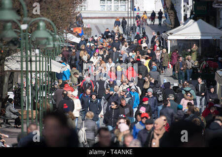 Fußgängerzone Helden von Monte Cassino Straße (ulica Bohaterow Monte Cassino Monciak) in Sopot, Polen. April 14 thh 2019 © wojciech Strozyk/Alamy S Stockfoto